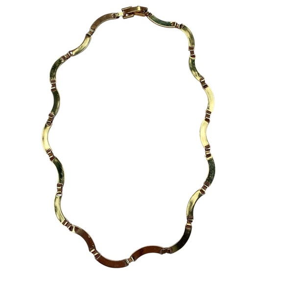 Scalloped Vintage Choker Style Necklace 16”Length in Gold (Tone) - Picture 4 of 6